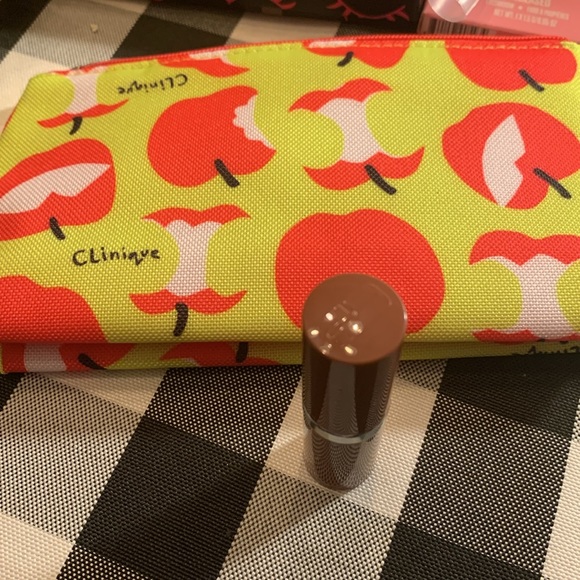 NIP Clinique Makeup Bag with full size lipstick - Picture 4 of 11